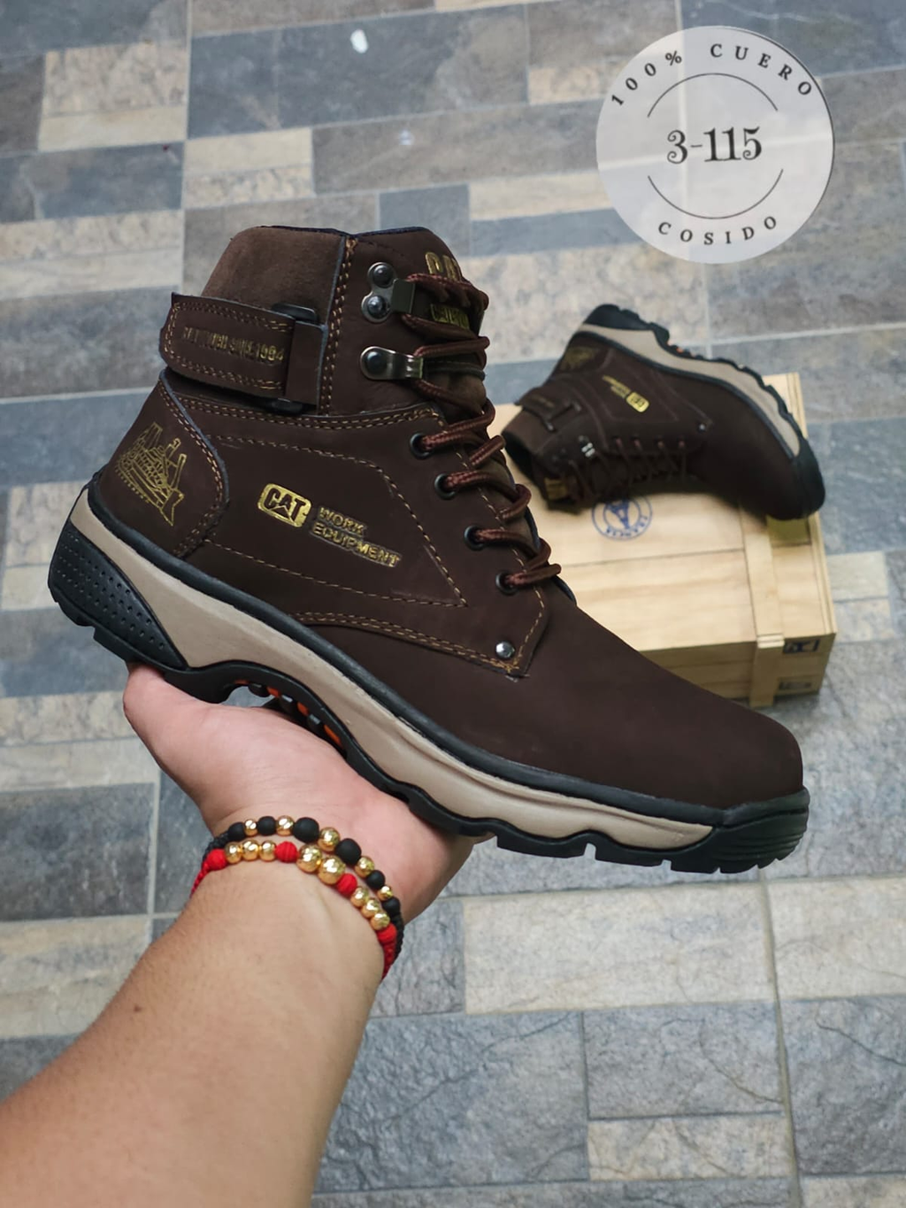 BOTA EN CUERO MODELO CORREA